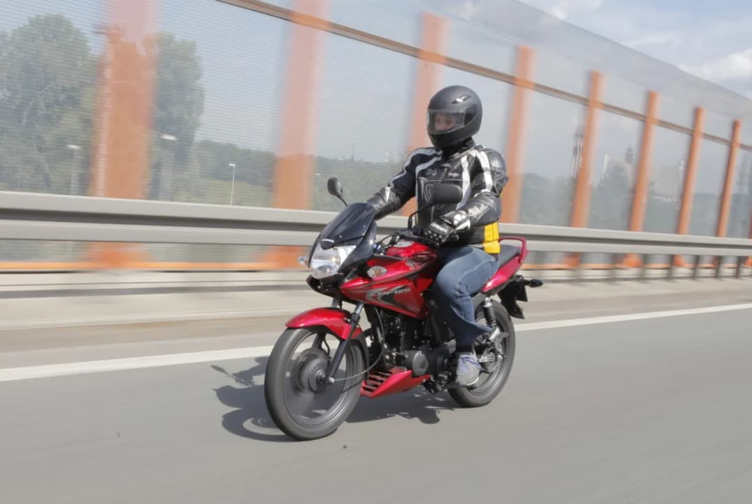 Czy po autostradzie można jechać motocyklem? Sprawdź przepisy i zasady